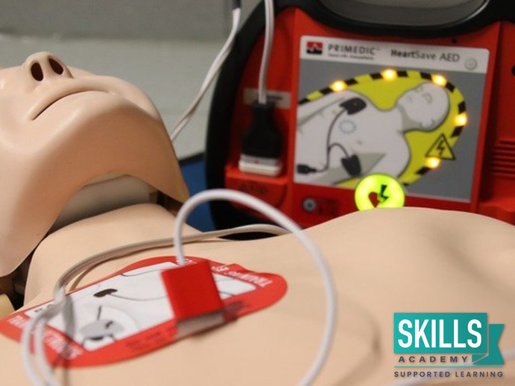 心肺复苏假人被用来教授急救课程的实践方面