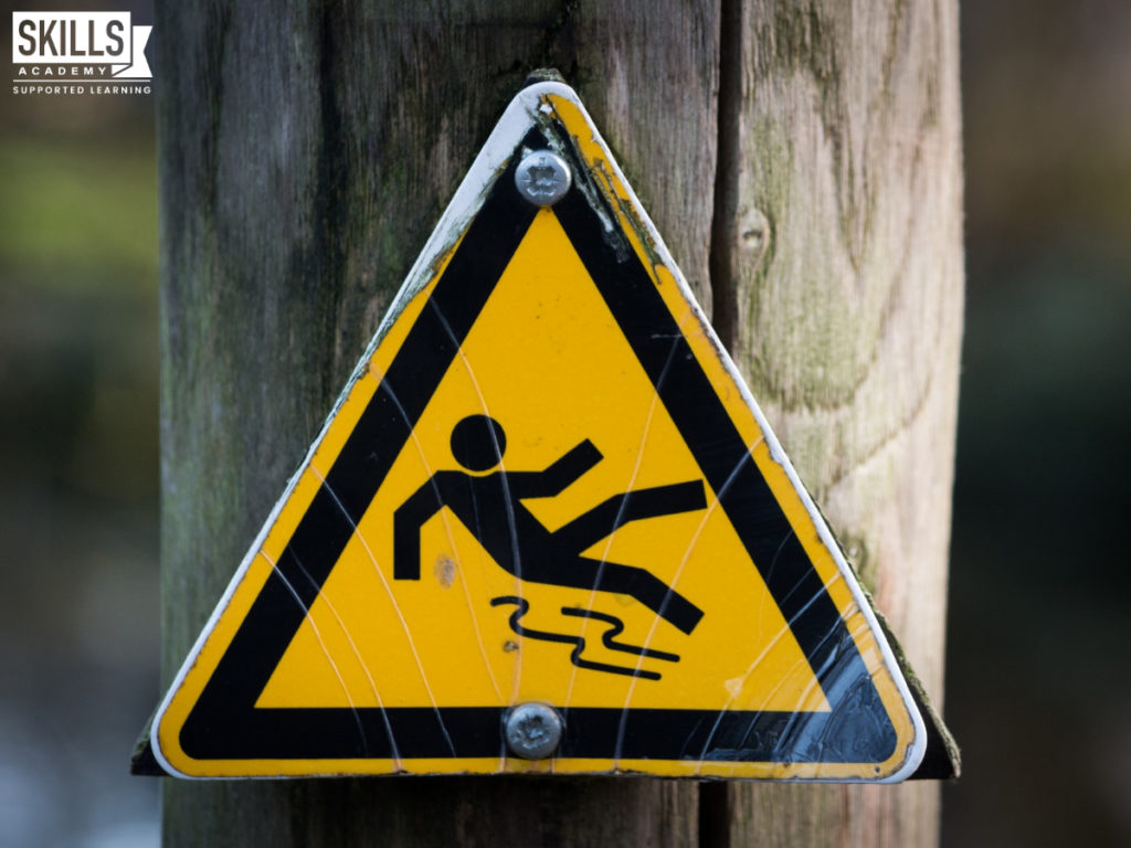 湿滑时黄色警告标志。在我们的职业健康和安全课程中了解所有关于健康和安全的知识。