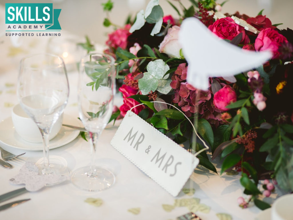 学习如何装饰桌子和选择鲜花只是一些事情，你可以从我们的婚礼策划师课程。