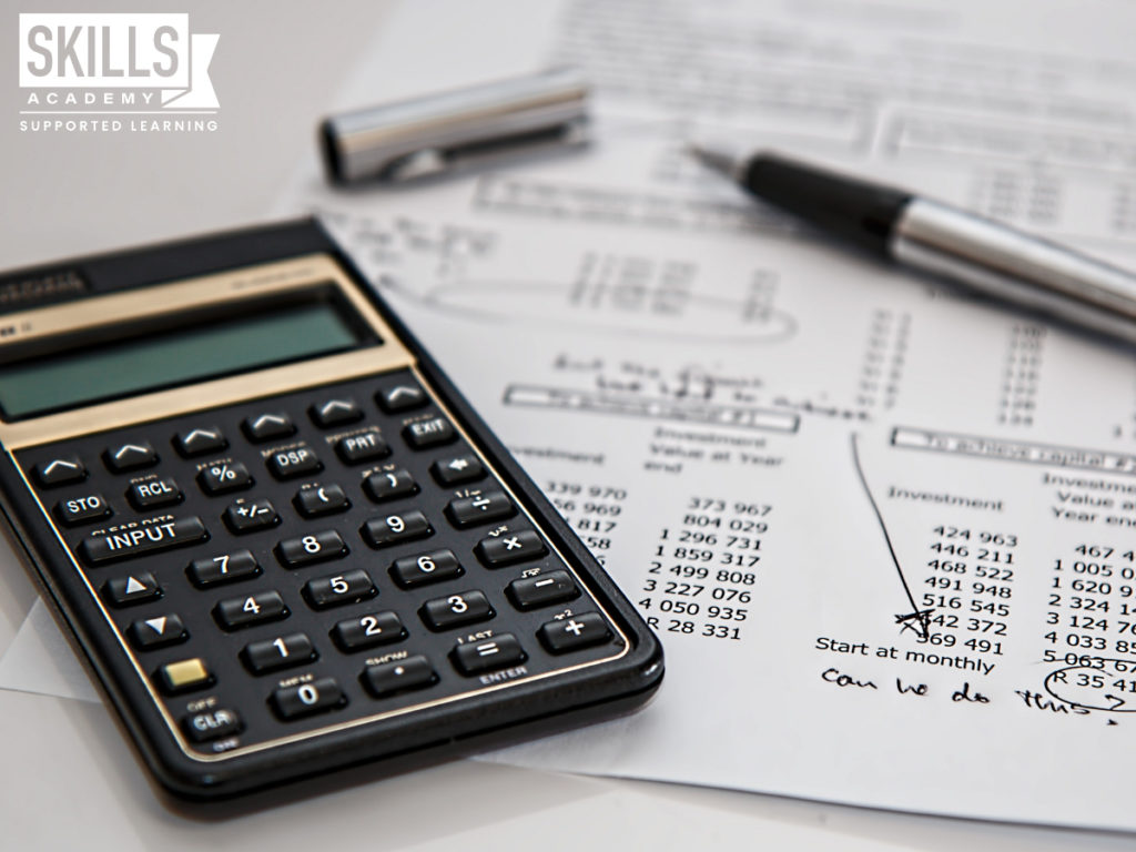 计算器，笔和预算表。从我们的会计簿记和金融课程中了解更多有关金融的知识。