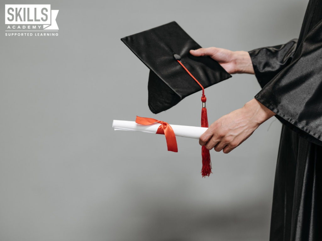 通过我们的一门认证课程后，毕业生持有毕业证和毕业帽。