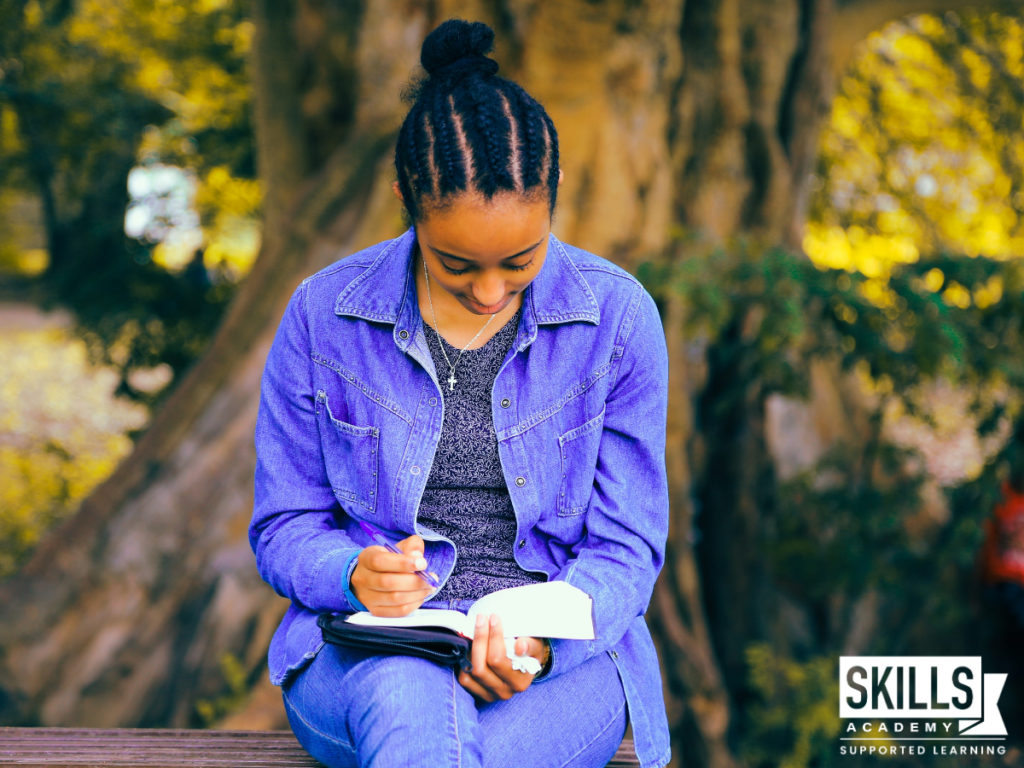 坐在外面长凳上看书的女人。你可以学习的课程没有预科，让你学习从任何地方，以自己的节奏。