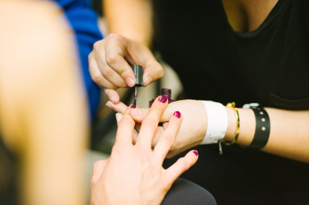 一位美甲技师正在修指甲。与我们的美容课程学习这些技能。