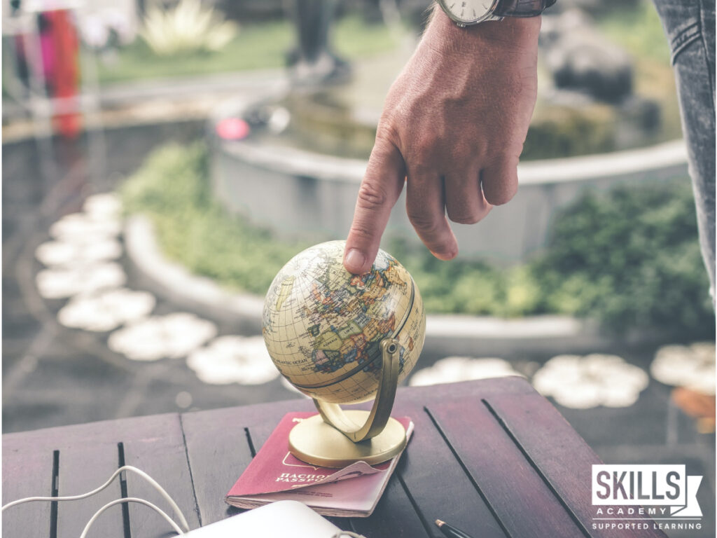 人们用他们的食指触摸一个世界地球仪，用他们的国际认可的课程资格找到一份工作。学习我们的国际认可课程