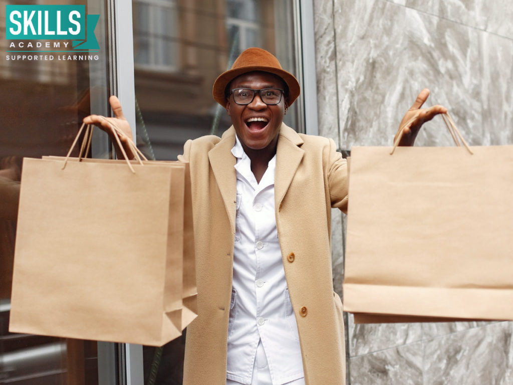兴奋的年轻人的购物袋在学习方面能够挣你钱这节日期间