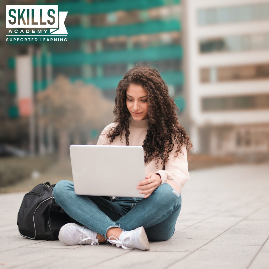 学生用自己的手提电脑学习。电子学习和远程教育网上都可以用来学习。