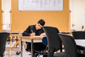 一个学生在写考卷。获取2021年底高等教育年度所需的所有信息。