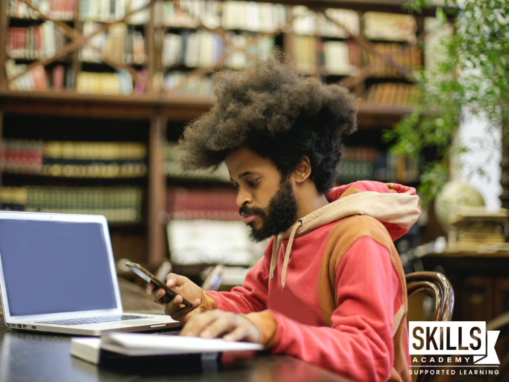 一个年轻人坐在图书馆搜索技巧做什么如果你被大学拒绝。
