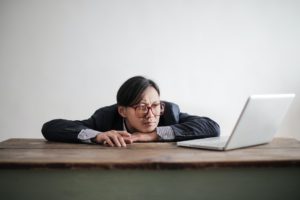 一名男子用他的笔记本电脑搜索如何改掉坏的工作习惯