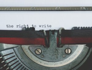 打字机和页上写着“写作的权利”在这里为作家寻找职业选择。