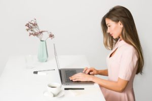 2021年，一位年轻女士在笔记本电脑上寻找可靠的政府工作