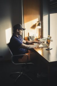 一个年轻人坐在电脑前，看着失业时该怎么办