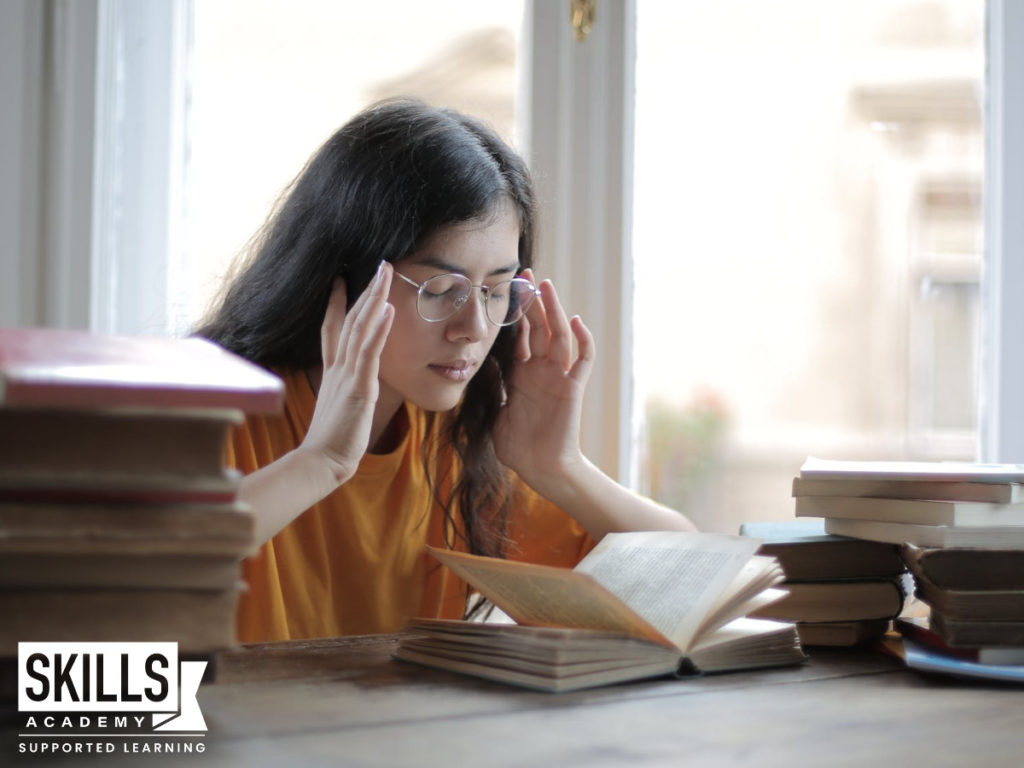 一个小女孩正在阅读战胜失业的9大方法。