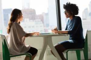 两位女士坐下来讨论战胜失业的9种最佳方法。