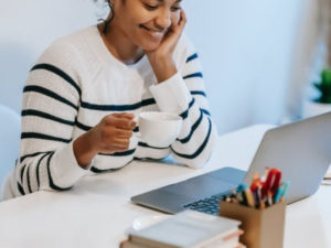 女人坐在她面前的笔记本电脑,工作。这是为什么在工作中积极性至关重要