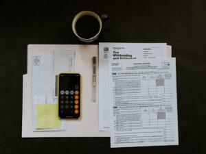 计算器和税单。兼职学习ICB会计