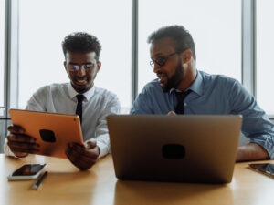 两个人在他们的笔记本电脑上。你能学习商业管理没有大学入学考试吗?