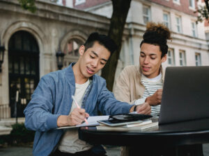 两个人用笔记本电脑做笔记。ICB在线考试规则。