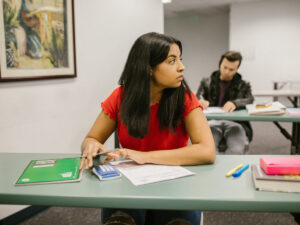女孩在教室里四处张望。大学入学考试相当于银行独立委员会的课程。