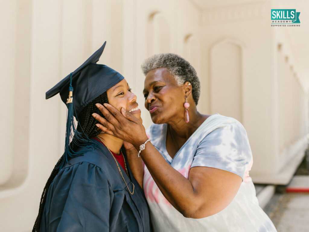 父母的爱挤压着她刚毕业的女儿的脸。看看你什么时候能拿到ICB证书。