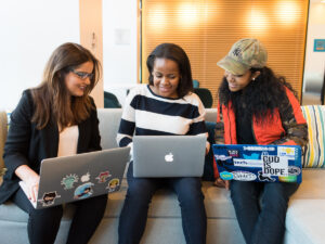 三个女人坐在笔记本电脑前。豪登省的ICB课程。
