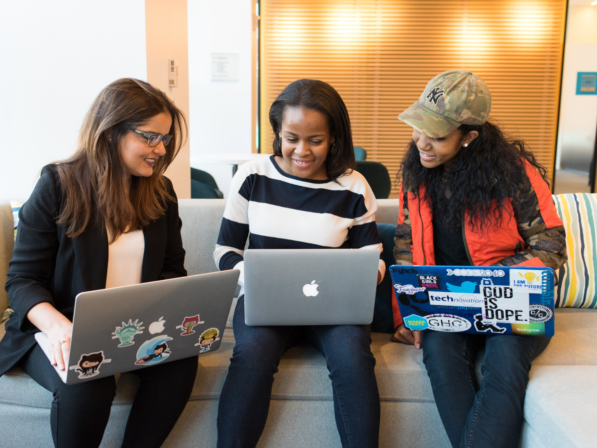三个女人坐在笔记本电脑上。ICB课程在豪登岛。